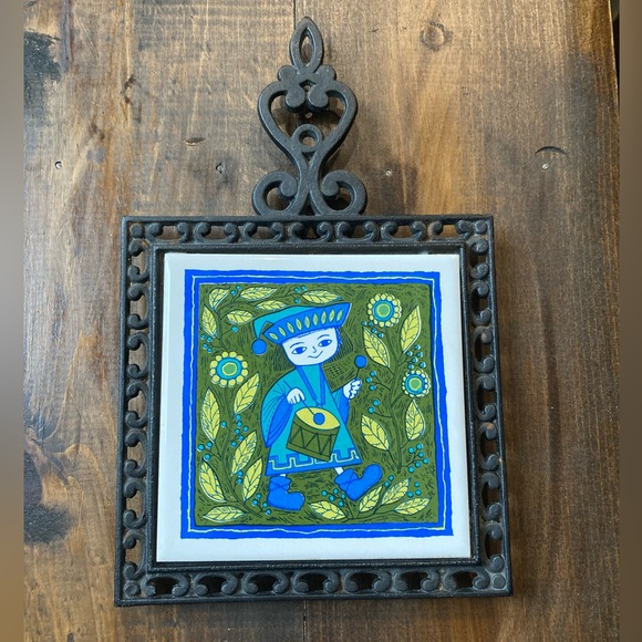 MCM Cast Iron Ceramic Tile Drummer Boy Retro Blues Greens 12x8” Vintage Trivet - Picture 1 of 14